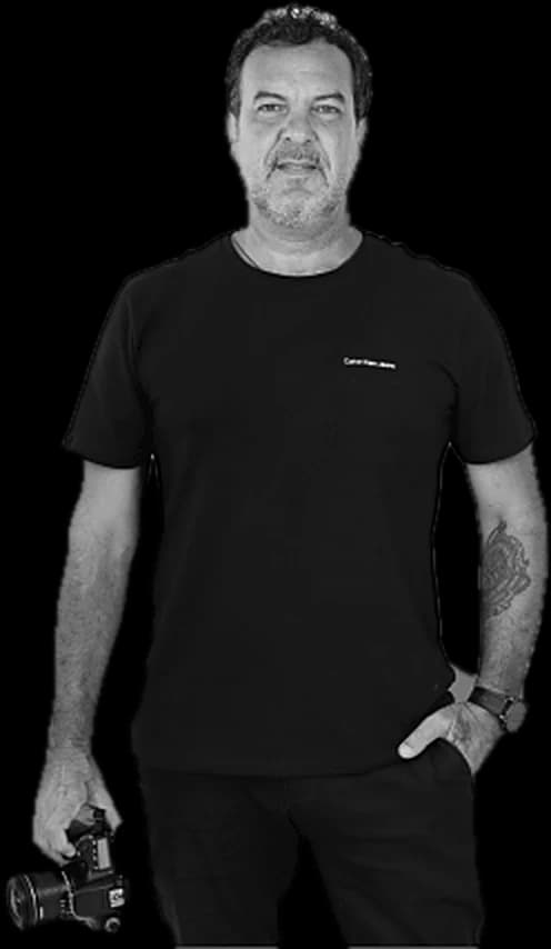 Sérgio Fernandes, fundador da Ultra, segurando uma câmera
